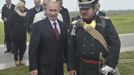 Russian President Vladimir Putin (L) meets participants in period costume during an event to commemorate the 200th anniversary of the Battle of Borodino at the Borodino museum-reserve outside Moscow September 2, 2012. Putin made a rousing call for unity among Russia's diverse ethnic and religious groups on Sunday as he led commemorations of a battle 200 years ago that led to the defeat of Napoleon Bonaparte. REUTERS/Alexsey Druginyn/Ria Novosti/Pool (RUSSIA - Tags: ANNIVERSARY POLITICS CONFLICT) THIS IMAGE HAS BEEN SUPPLIED BY A THIRD PARTY. IT IS DISTRIBUTED, EXACTLY AS RECEIVED BY REUTERS, AS A SERVICE TO CLIENTS Published: Zář. 2, 2012, 7:19 odp