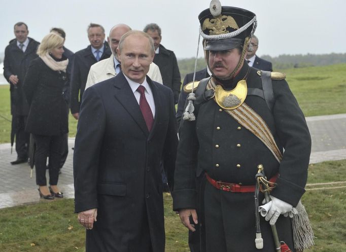 Russian President Vladimir Putin (L) meets participants in period costume during an event to commemorate the 200th anniversary of the Battle of Borodino at the Borodino museum-reserve outside Moscow September 2, 2012. Putin made a rousing call for unity among Russia's diverse ethnic and religious groups on Sunday as he led commemorations of a battle 200 years ago that led to the defeat of Napoleon Bonaparte. REUTERS/Alexsey Druginyn/Ria Novosti/Pool (RUSSIA - Tags: ANNIVERSARY POLITICS CONFLICT) THIS IMAGE HAS BEEN SUPPLIED BY A THIRD PARTY. IT IS DISTRIBUTED, EXACTLY AS RECEIVED BY REUTERS, AS A SERVICE TO CLIENTS Published: Zář. 2, 2012, 7:19 odp