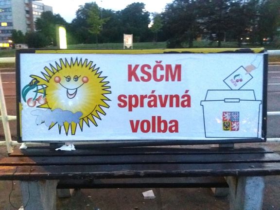 Volební plakát KSČM na lavičkách se sluníčkem, aneb sluníčkáři všech zemí spojte se.