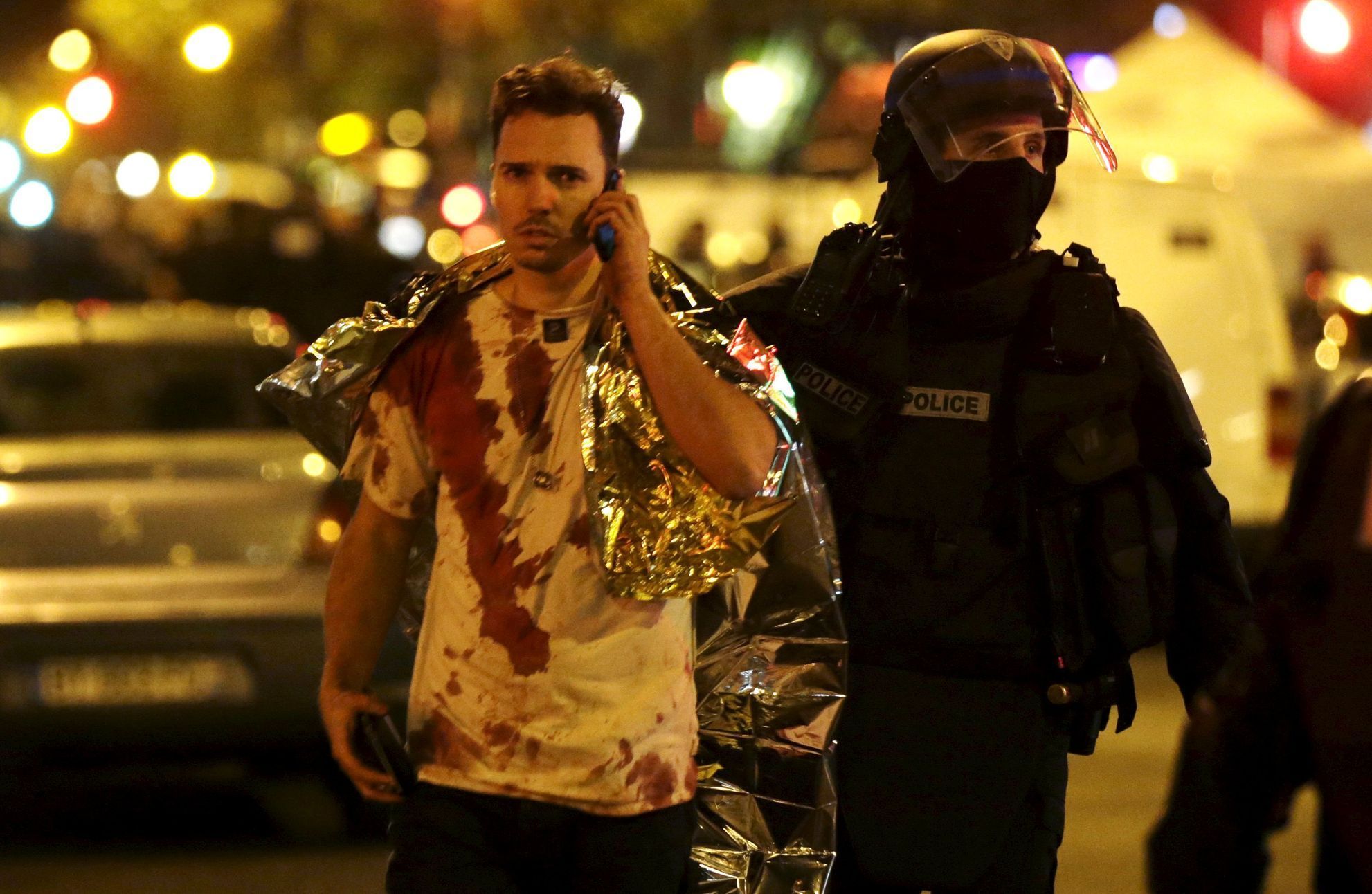 Jeden z raněných účastníků koncertu. Paříž, teroristické útoky z 13. listopadu 2015.