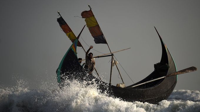 Obrazem: Boj o holý život na vratkých bárkách. Rohingové v Bangladéši rybaří, aby přežili