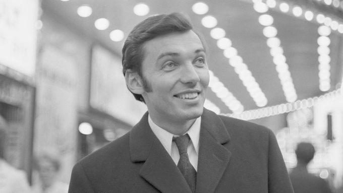 Karel Gott v dubnu 1967 při procházce kanadským Montréalem.