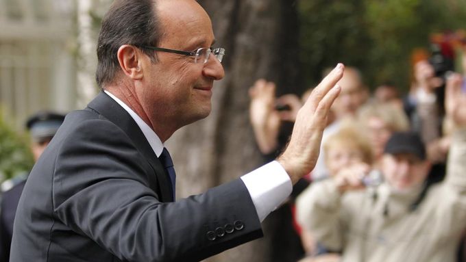 Vytvoření 60 000 míst ve školství sliboval Hollande už před volbami.