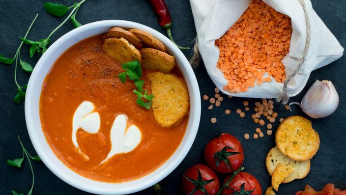 polevka, cervena cocka, zena