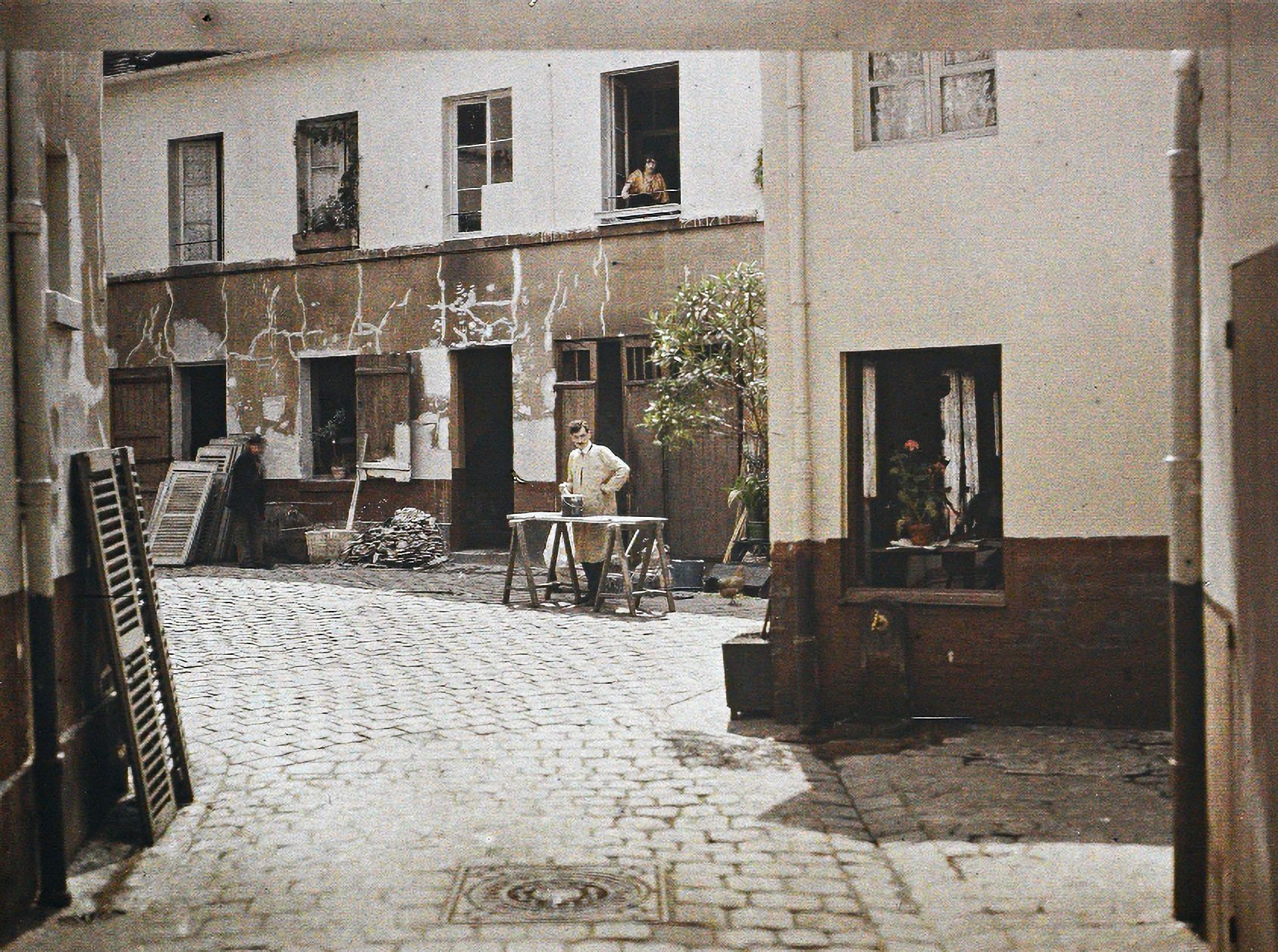 Pařížané bydlící na dvorku domu v ulici Notre-Dame-des-Champs. Rok 1914