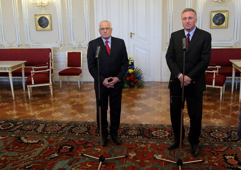 Mirek Topolánek donesl Václavu Klausovi demisi vlády