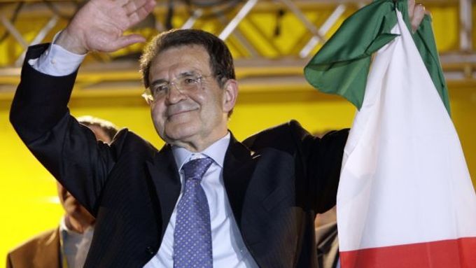 Vůdce bloku Jednota Romano Prodi se na mítinku v Římě raduje z volebního vítězství.