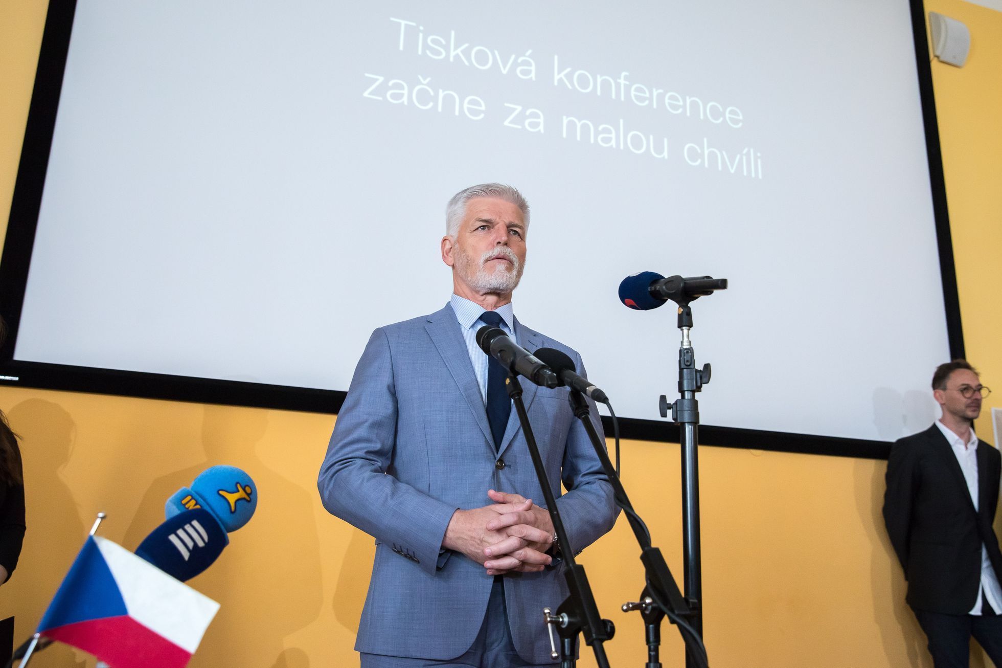 Prezident Petr Pavel odhalil svou oficiální známku a prezidentský portrét na Smíchovské střední průmyslové škole a gymnáziu