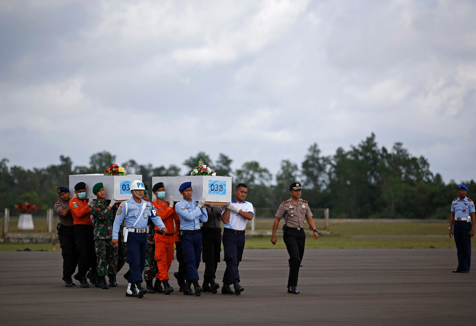 Vytahování trosek letounu airbus A320-200  letecké společnosti AirAsia