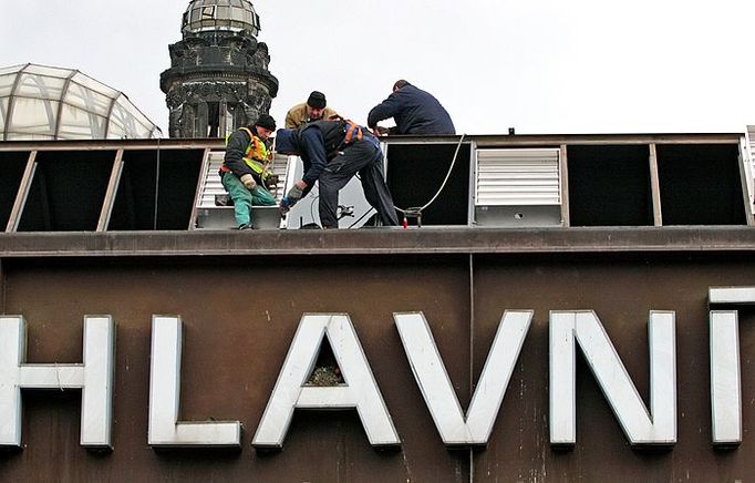 Rekonstrukcí prochází i střecha. Halou poletují holubi a ptačí trus je možné najít i v úschovně zavazadel.