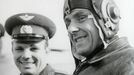 Vladimir Komarov (vpravo) a Jurij Gagarin.