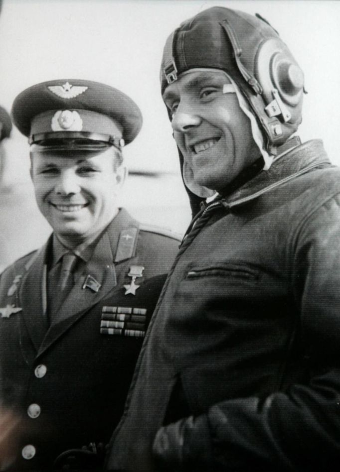 Vladimir Komarov (vpravo) a Jurij Gagarin.