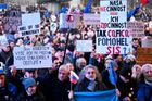 Desítky tisíc Slováků vyšly do ulic. Demonstranti vyzvali Fica k odchodu z čela vlády