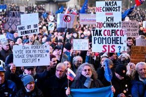 Desítky tisíc Slováků vyšly do ulic. Demonstranti vyzvali Fica k odchodu z čela vlády