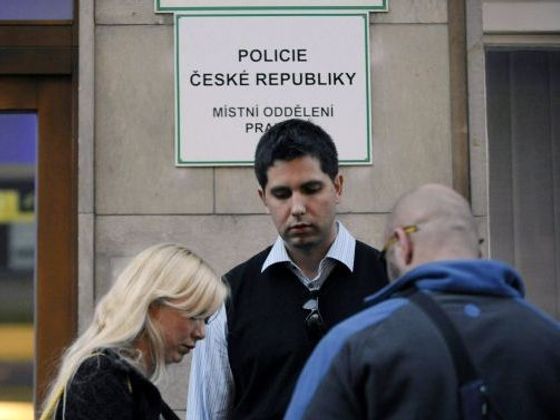 Zakladatel neonacistického hnutí Národní odpor Filip Vávra před policejní služebnou kvůli zatčení šéfa Ku-klux-klanu Davida Dukea, kterého pozval.