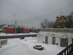 I takový pohled se může naskytnout v centru Moskvy - pozůstatek hotelu Rossija a Znamenský klášter, jen kousek od Rudého náměstí