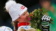 Mikaela Shiffrinová.dostala ke zlaté medaili ještě nádavkem krásnou kytici květin.