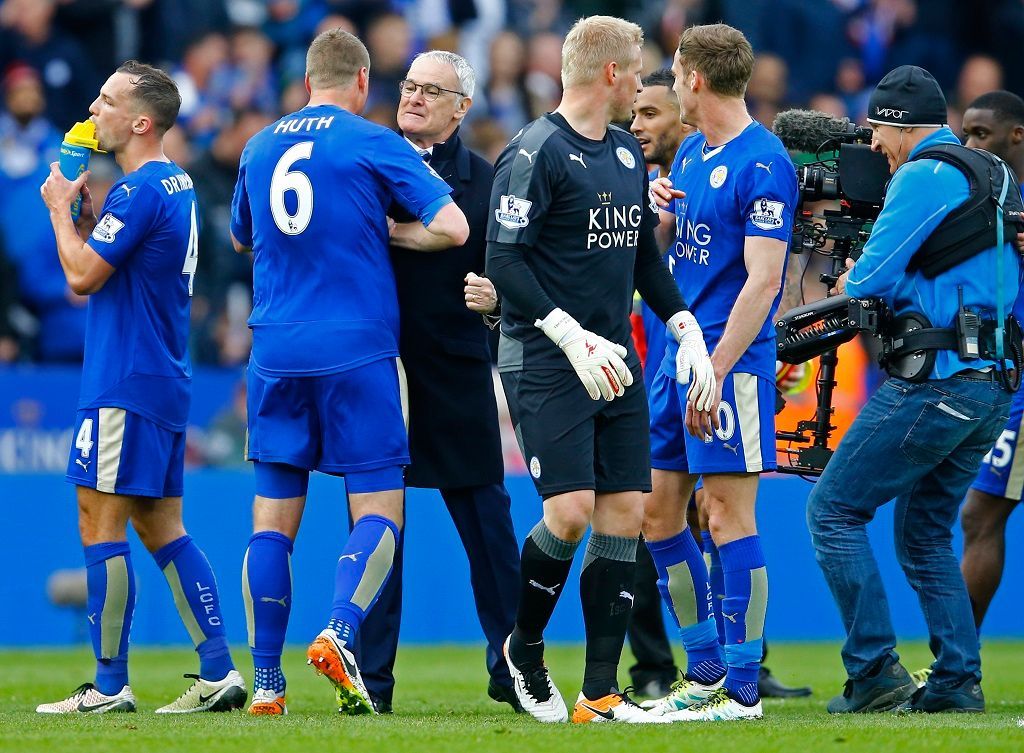 Robert Huth a Claudio Ranieri slaví výhru Leicesteru City
