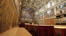 Tables for the Cardinals are seen at the Sistine Chapel in the Vatican March 9, 2013.The conclave begins on Tuesday, with the sequestered cardinals using the chimney to tell the outside world whether or not they have chosen a new leader - black smoke signifying no decision and white smoke announcing a new pontiff. REUTERS/Stefano Rellandini (VATICAN - Tags: RELIGION) Published: Bře. 9, 2013, 12:22 odp.