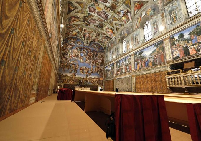 Tables for the Cardinals are seen at the Sistine Chapel in the Vatican March 9, 2013.The conclave begins on Tuesday, with the sequestered cardinals using the chimney to tell the outside world whether or not they have chosen a new leader - black smoke signifying no decision and white smoke announcing a new pontiff. REUTERS/Stefano Rellandini (VATICAN - Tags: RELIGION) Published: Bře. 9, 2013, 12:22 odp.