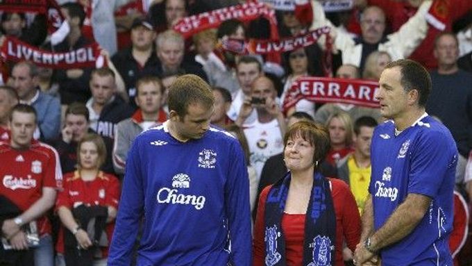 Melanie a Stephen Jonesovi, rodiče zastřeleného Rhyse před zápasem Liverpoolu v předkole LM.