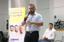 Hluboce se omlouvám, kál se Jurečka před úřednicí. Digitalizace možná začne od nuly