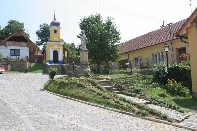 Koupím dlážděnou silnici "zn. levně". Náves Modré.