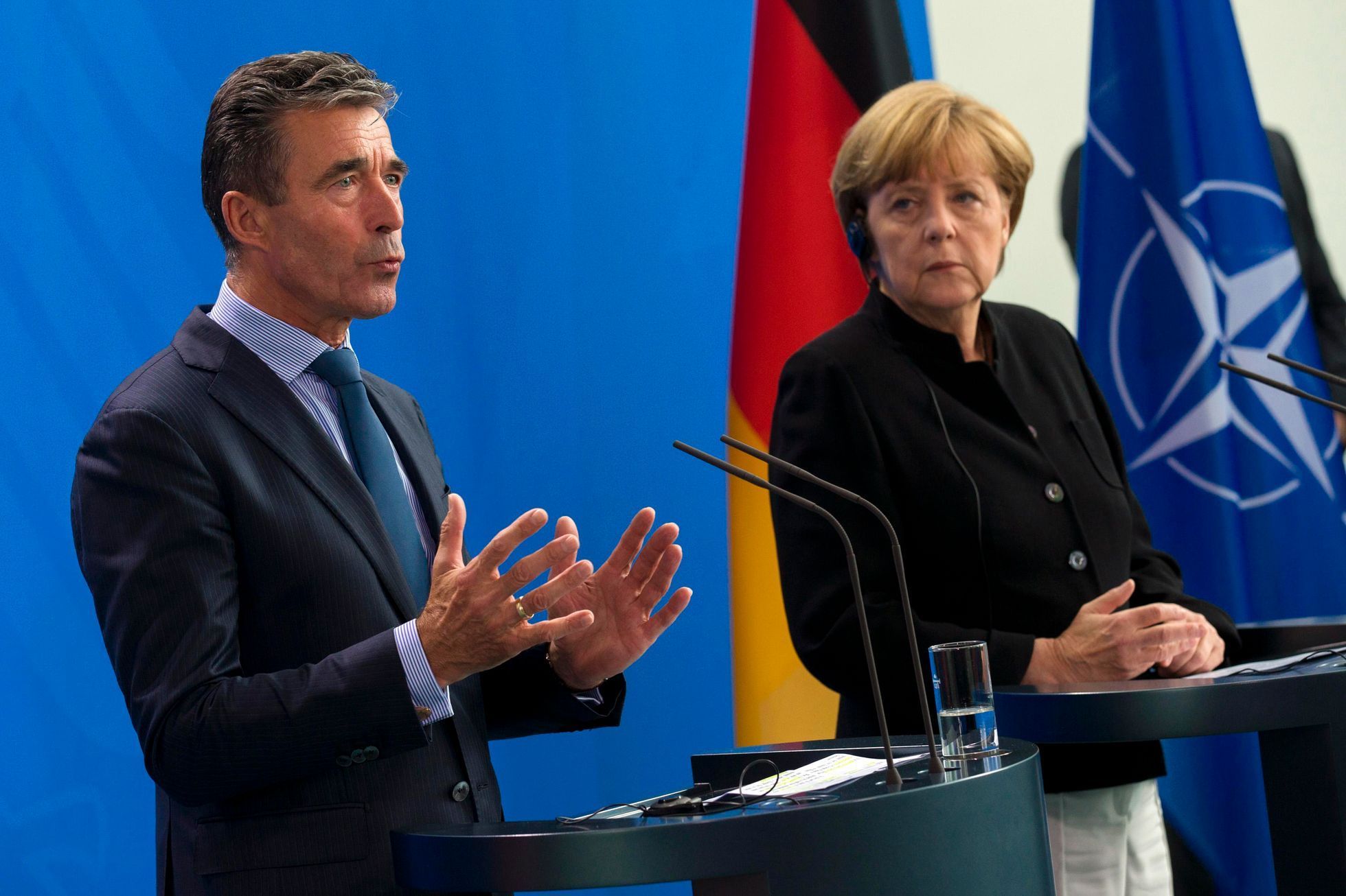 Šéf NATO Rasmussen a Angela Merkelová v Berlíně