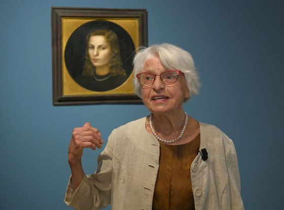 Věra Nováková před svým autoportrétem s podtitulem Ibis redibis non morieris in bello.
