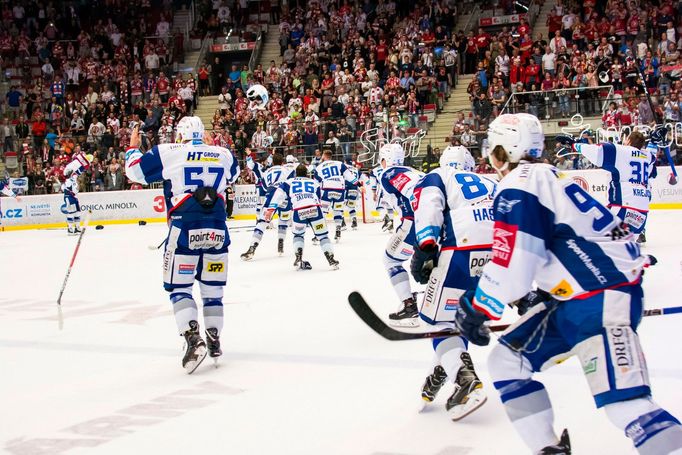 Hokejisté Komety Brno slaví zisk třináctého extraligového titulu.