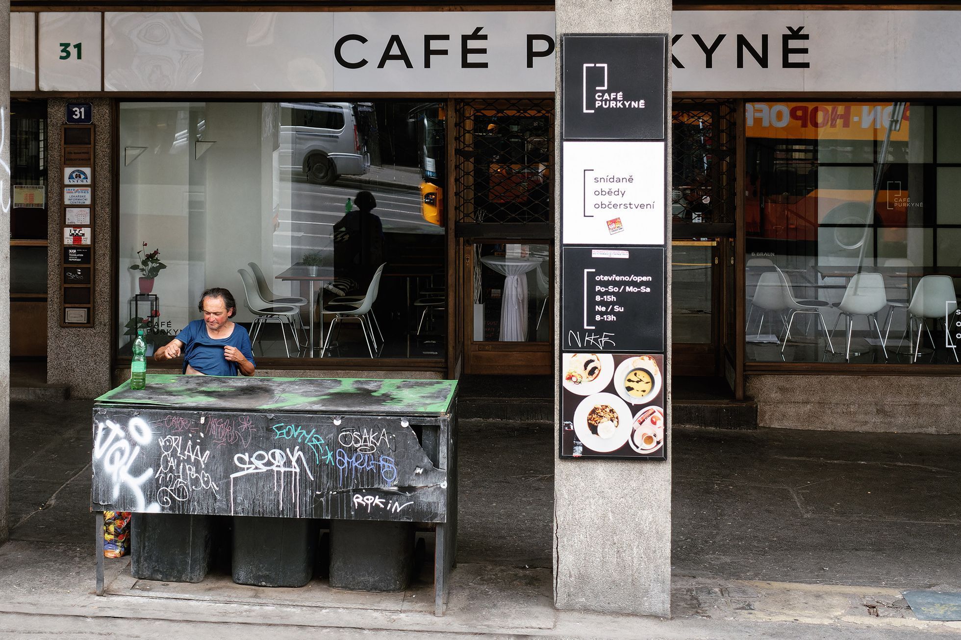 Praha viděná z Hop On busu: krásné památky, Kafka, pivo, rum i sexshopy