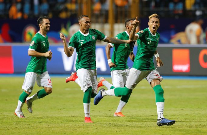 Pohár afrických národů 2019: Madagaskarští fotbalisté oslavují postup do čtvrtfinále.