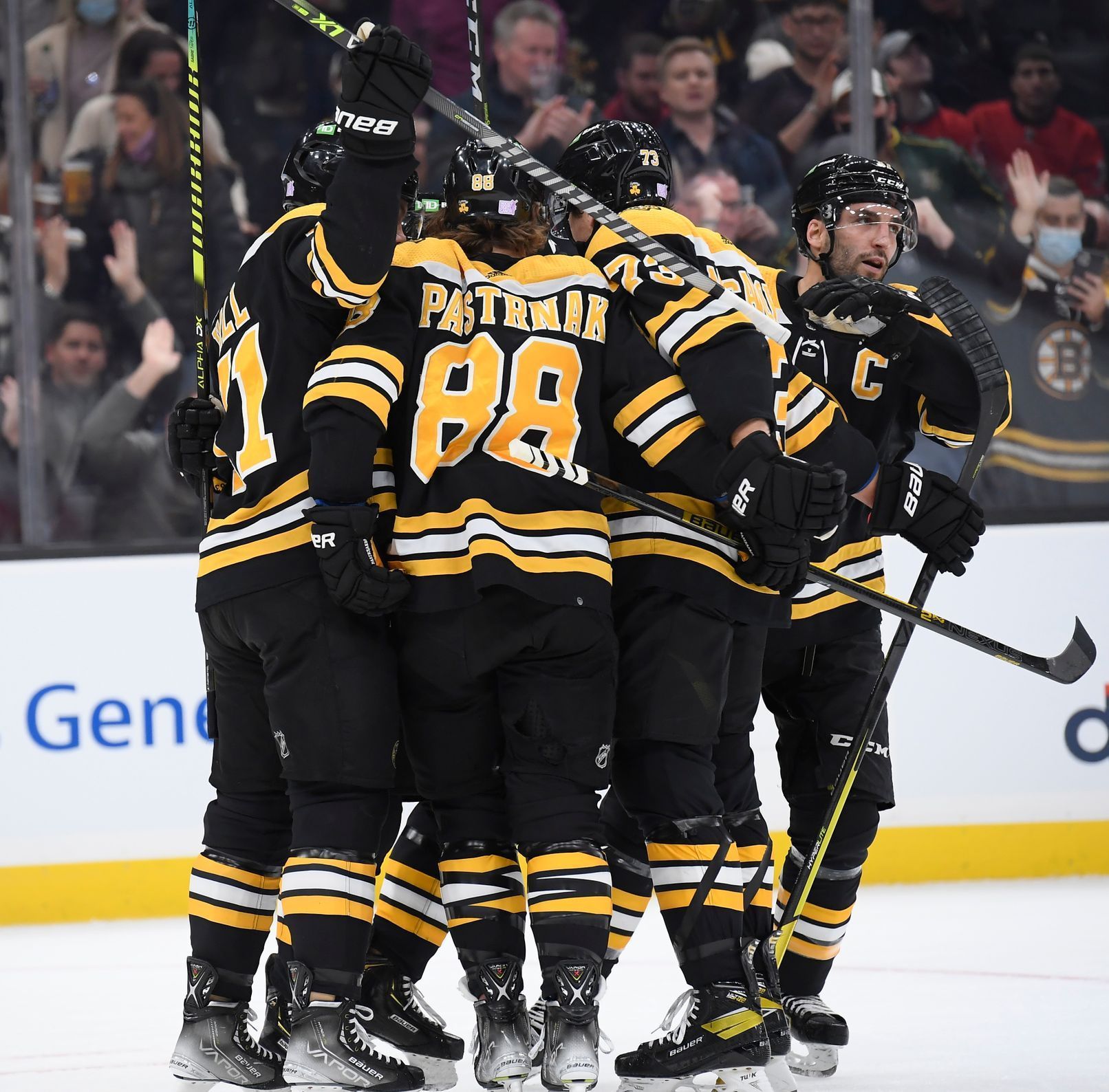 hokej, NHL 2021/2022, Detroit Red Wings at Boston Bruins, David Pastrňák se raduje s parťáky z gólu