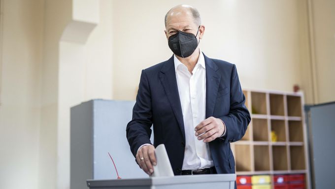 Kandidát SPD na kancléře Olaf Scholz u voleb.