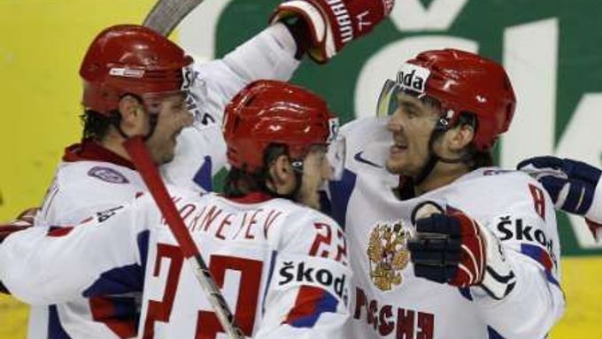 Ruský hokejista Alexander Ovečkin příjmá gratulace od spoluhráčů Ilji Kovalčuka (vlevo) a Konstantina Kornijeva během první třetiny utkání se Švýcarskem.