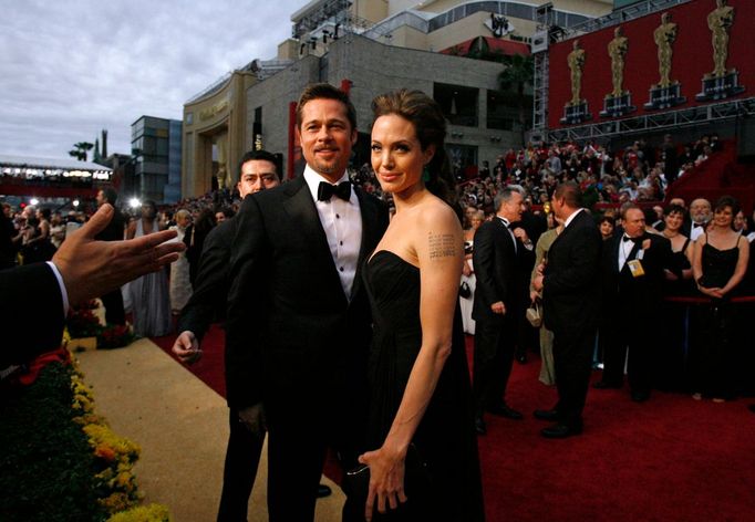 Brad Pitt a Angelina Jolie právě dorazili na slavností předávání. Pitt byl nominován za roli ve filmu Podivuhnodný případ Benjamina Buttona, jeho manželka za halvní roli v dramatu Výměna; ani jeden z nich ale neuspěl