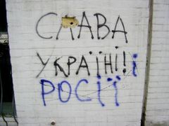 Bitva nápisů na kyjevské ulici. Komentáře netřeba.