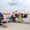 Pilot Łukasz Cziepiela a jeho letadlo, se kterým přistál na střeše mrakodrapu Burž al-Arab, Aviatická pouť Pardubice, květen 2023
