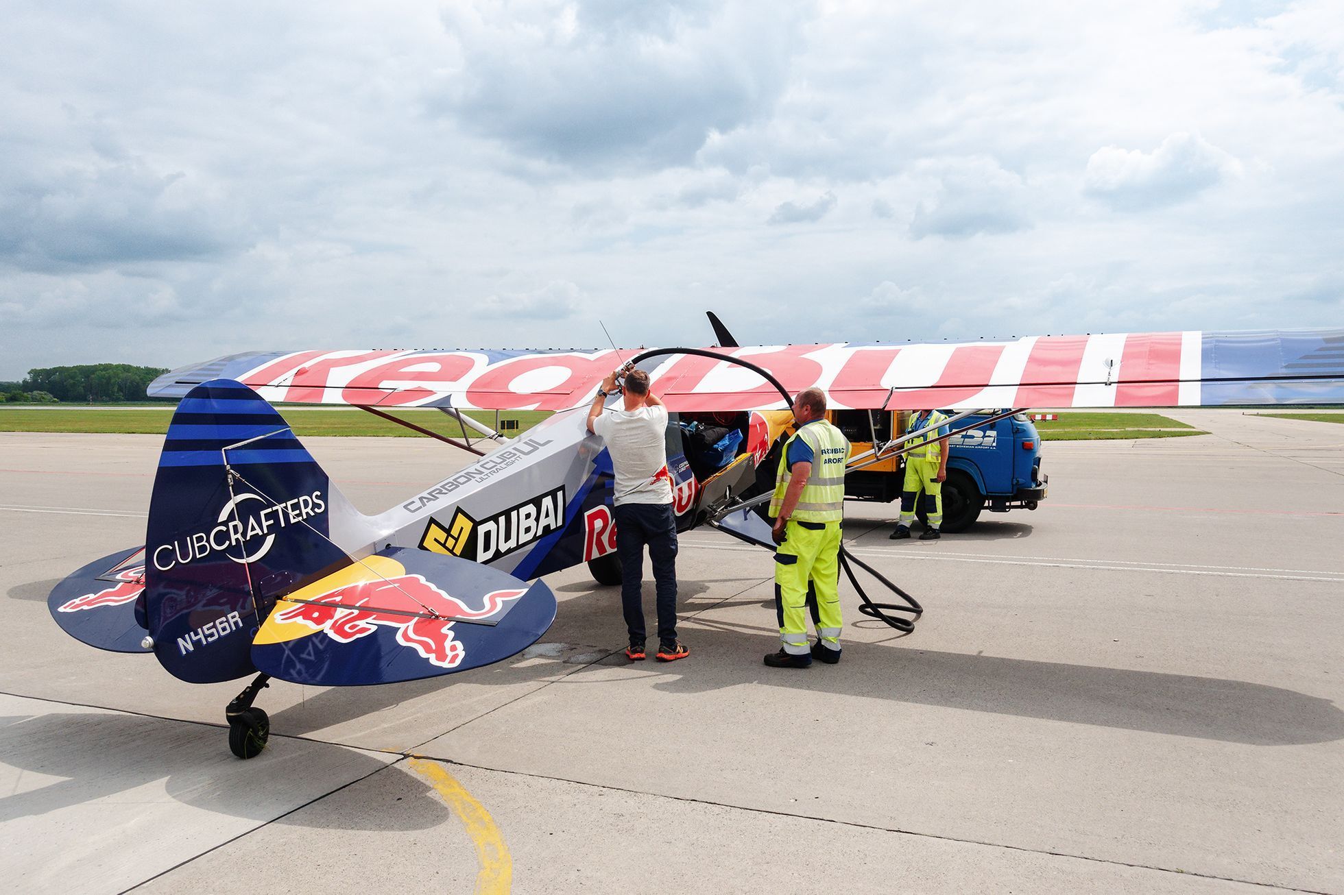 Pilot Łukasz Cziepiela a jeho letadlo, se kterým přistál na střeše mrakodrapu Burž al-Arab, Aviatická pouť Pardubice, květen 2023