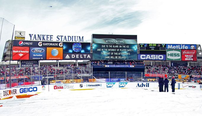 NHL: Stadium Series- Yankees Stadium v New Yorku