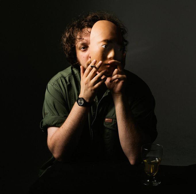 Oneohtrix Point Never na desce působí, jako by byl vedoucím kolektivu spřízněných umělců.