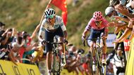13. etapa Tour de France 2020: Egan Bernal a Rigoberto Uran při dojezdu do cíle