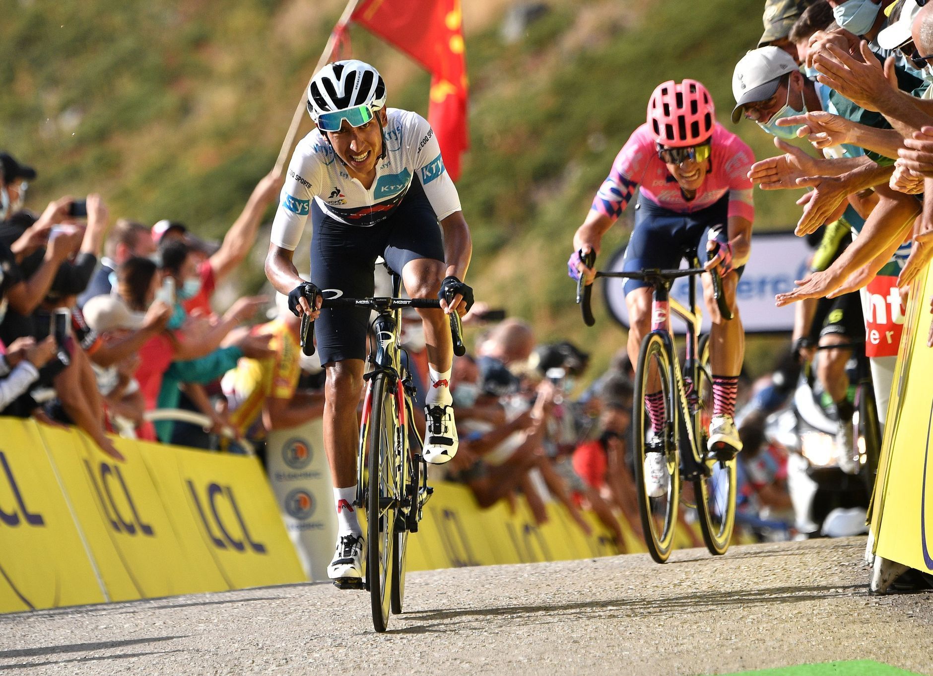 13. etapa Tour de France 2020: Egan Bernal a Rigoberto Uran při dojezdu do cíle