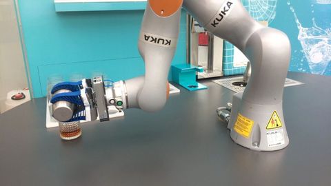 Firma představila prototyp robotického barmana. Návštěvníkům umíchal drinky