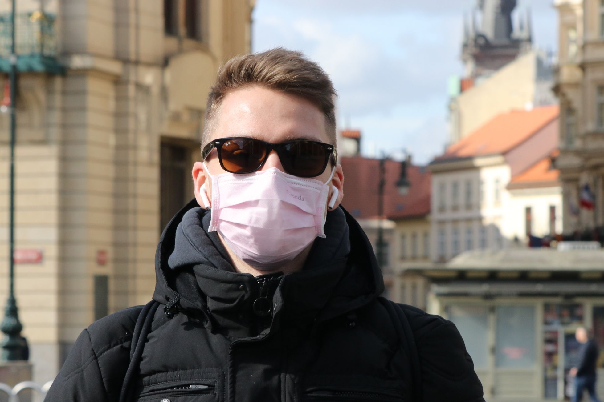 Praha ulice koronavirus rouška respirátor