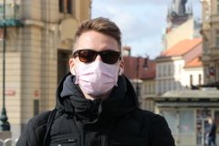 Kdy se vrátíme k normálnímu životu? Odborníci předpovídají konec pandemie