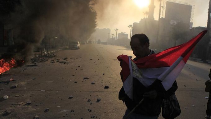 Protivládní demonstrant během střetů u Tahríru. Snímek z 25. ledna.