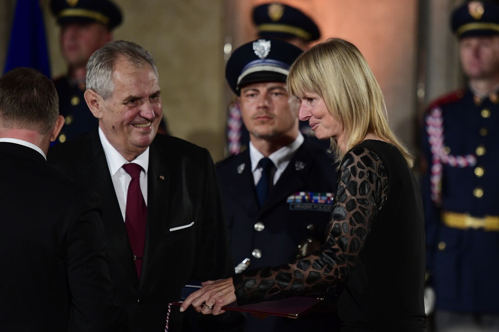 Helena Suková a Miloš Zeman při předání medaile Za zásluhy 2018