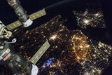 Noc nad západní Evropou. Takto ji zachytila posádka vesmírné stanice ISS. Zářící město zhruba uprostřed snímku je Paříž. A informace pro fotografy – snímek byl pořízen Nikonem D4 (ISO 25 600, 1/6s, f/2.8).