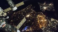 Noc nad západní Evropou. Takto ji zachytila posádka vesmírné stanice ISS. Zářící město zhruba uprostřed snímku je Paříž. A informace pro fotografy – snímek byl pořízen Nikonem D4 (ISO 25 600, 1/6s, f/2.8).